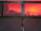 kunstwerk van rood glas en staal